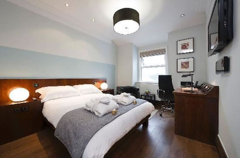 100 Star Hotel Room